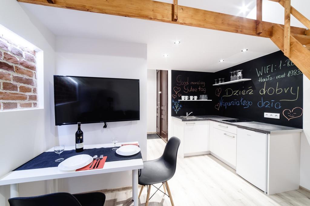 Aparthotel 2 Nights Apartments - Great Location, Right Next To Main Rail And Bus Station, 10 Min To Main Square By Foot Krakau
